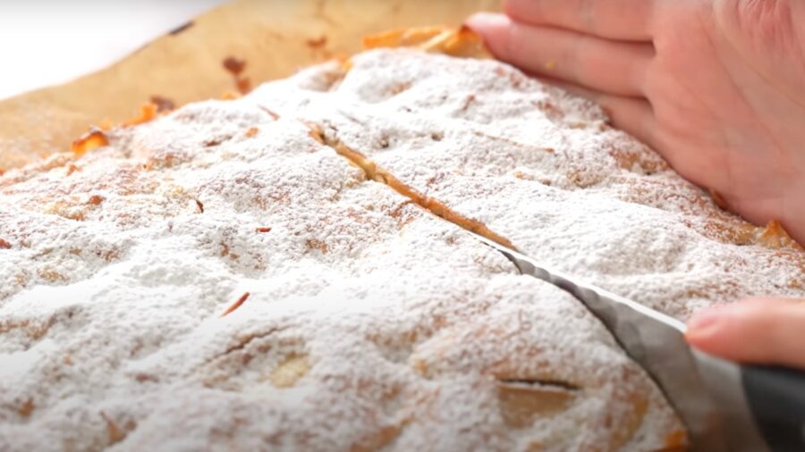 Рецепт приготування яблучного пирога за 15 хвилин. Фото: YouTube-канал Alina FooDee