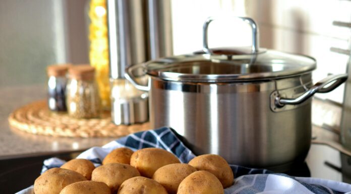 По 2 ложки у каструльку й картопля вариться за 6 хвилин: випросила цей секрет у шеф-кухаря ресторану Господиня розповіла, як швидко зварити картоплю