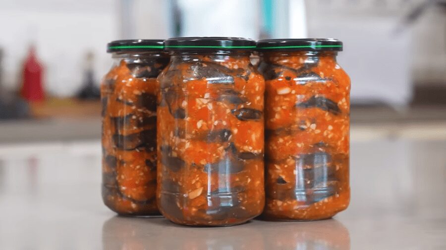 Кулінари розповіли рецепт нереально смачної закуски на зиму – салат з баклажанів