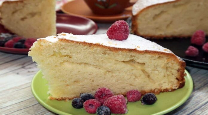 Кондитери пояснили, як замішувати тісто на бісквіт, щоб він не осідав. Фото: скриншот з відео