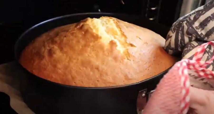 Що додати у тісто бісквіта, аби він не осідав