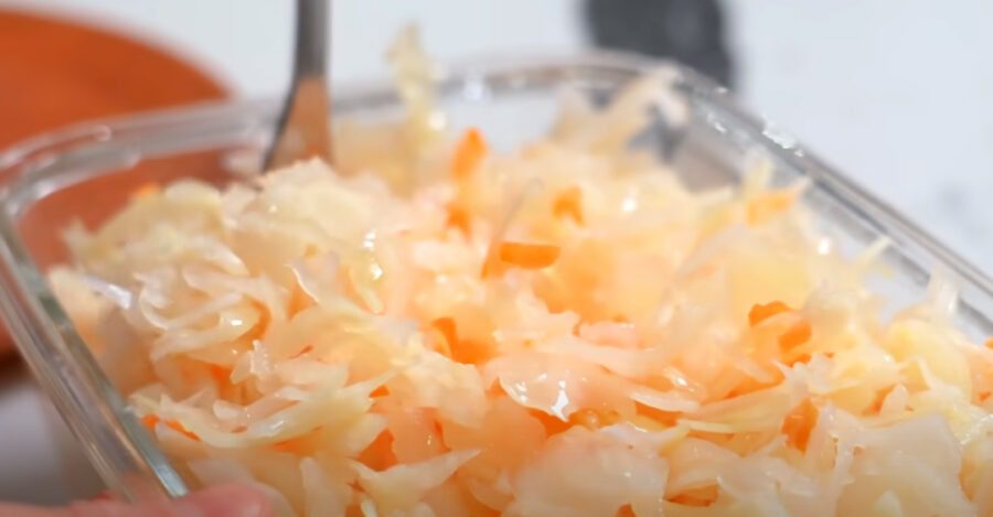 Чому варто ввести в постійний раціон квашену капусту