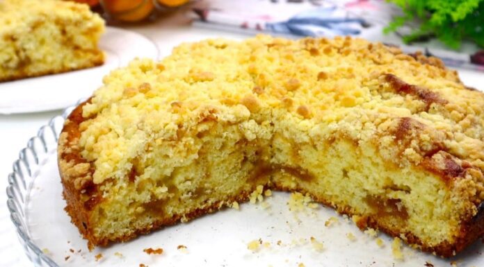 Господиня показала, який пиріг можна приготувати з варенням