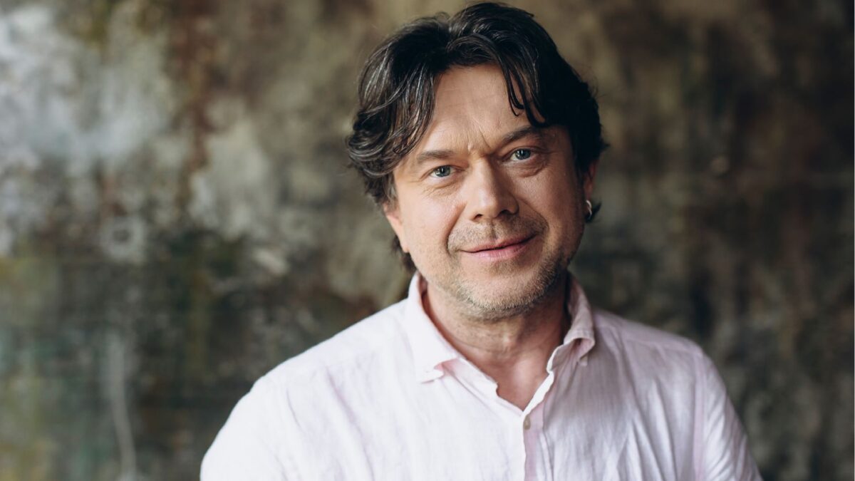 57-річний Остап Ступка показав обраницю вдвічі молодше за себе 