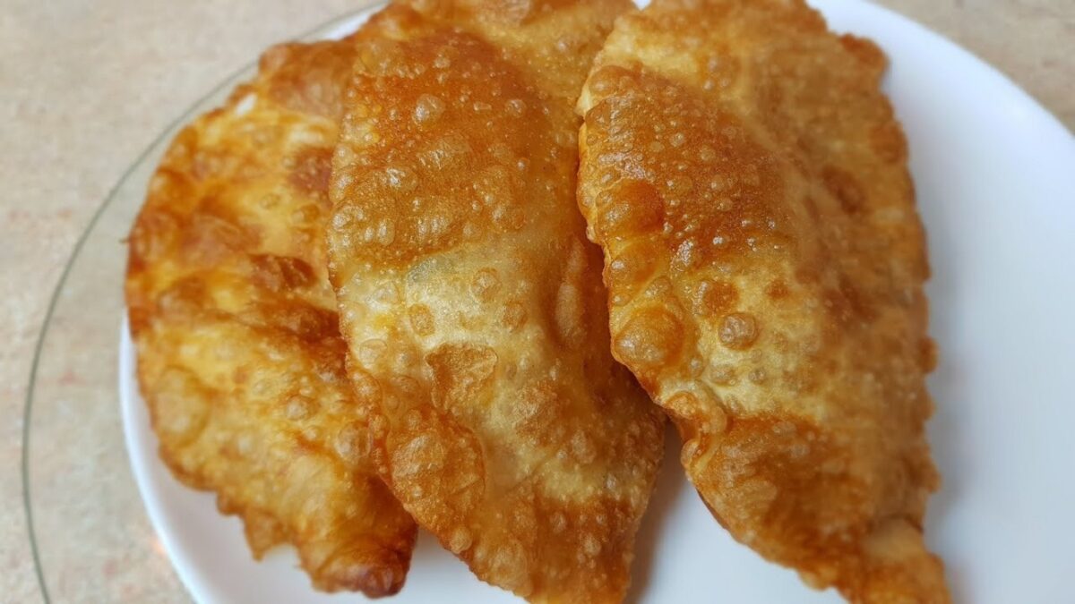 Як готувати хрусткі чебуреки