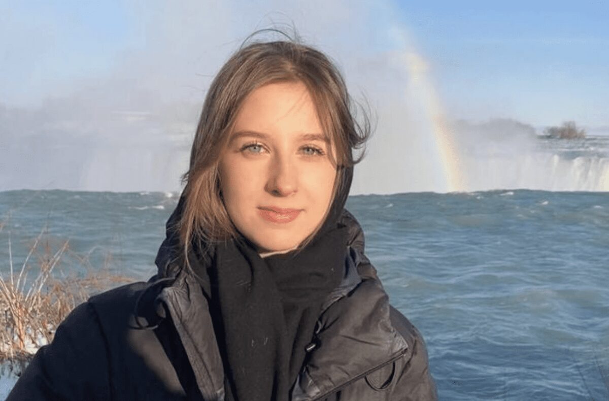 Як зараз виглядає і чим живе акторка, яка зіграла маленьку Женьку у Сватах