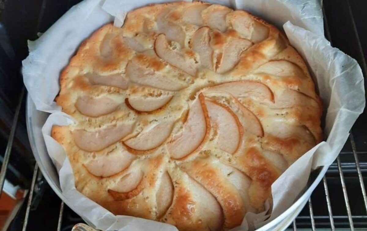 Кулінари розповіли, як приготувати грушевий пиріг на кефірі за лічені хвилини в домашніх умовах
