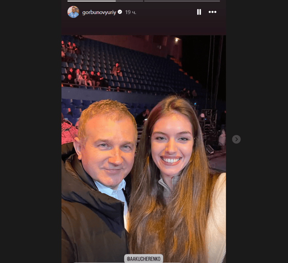 Дружину Дмитра Комарова помітили в компанії відомого чоловіка