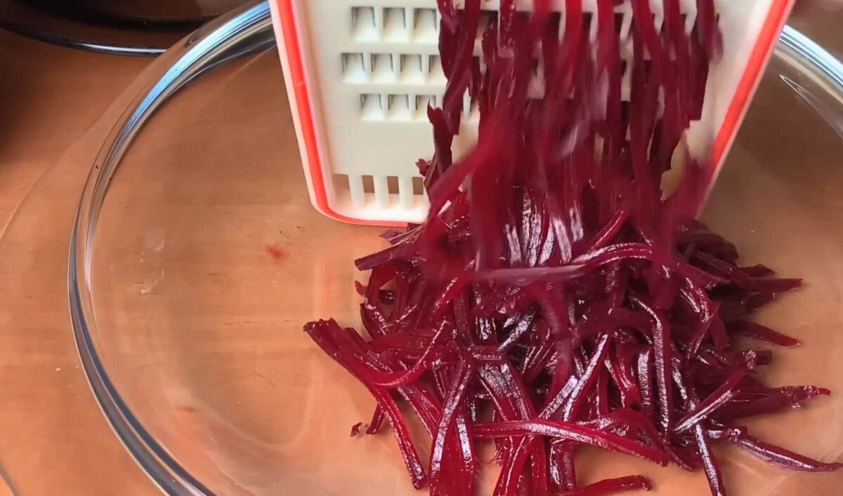 Смачний салат з яблук та буряка