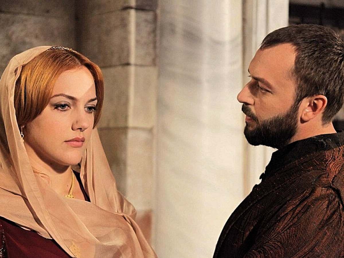 Ібрагім-паша пообіцяв не заважати Хюррем у палаці, якщо вона вибачиться перед Махідевран