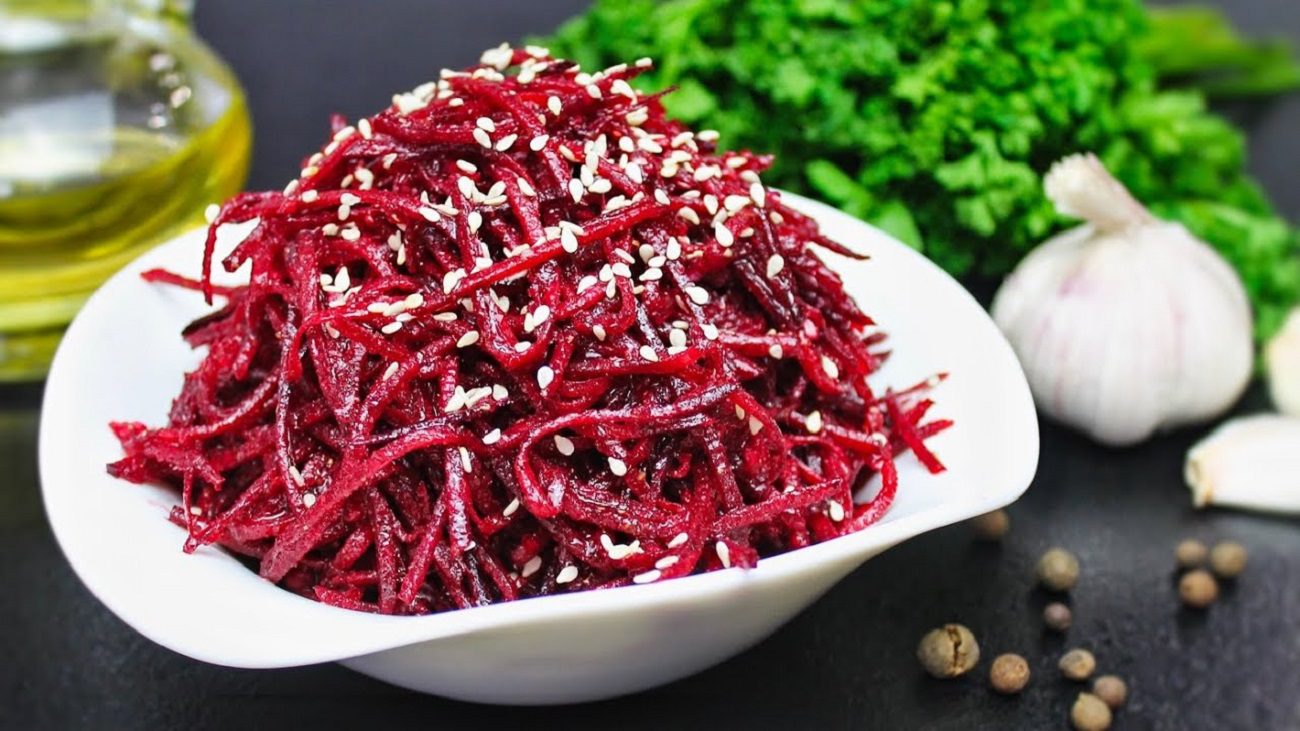 Кулінари розсекретили рецепт ніжного салату з буряка – варити не треба Кулінари розсекретили рецепт ніжного салату з буряка – варити не треба