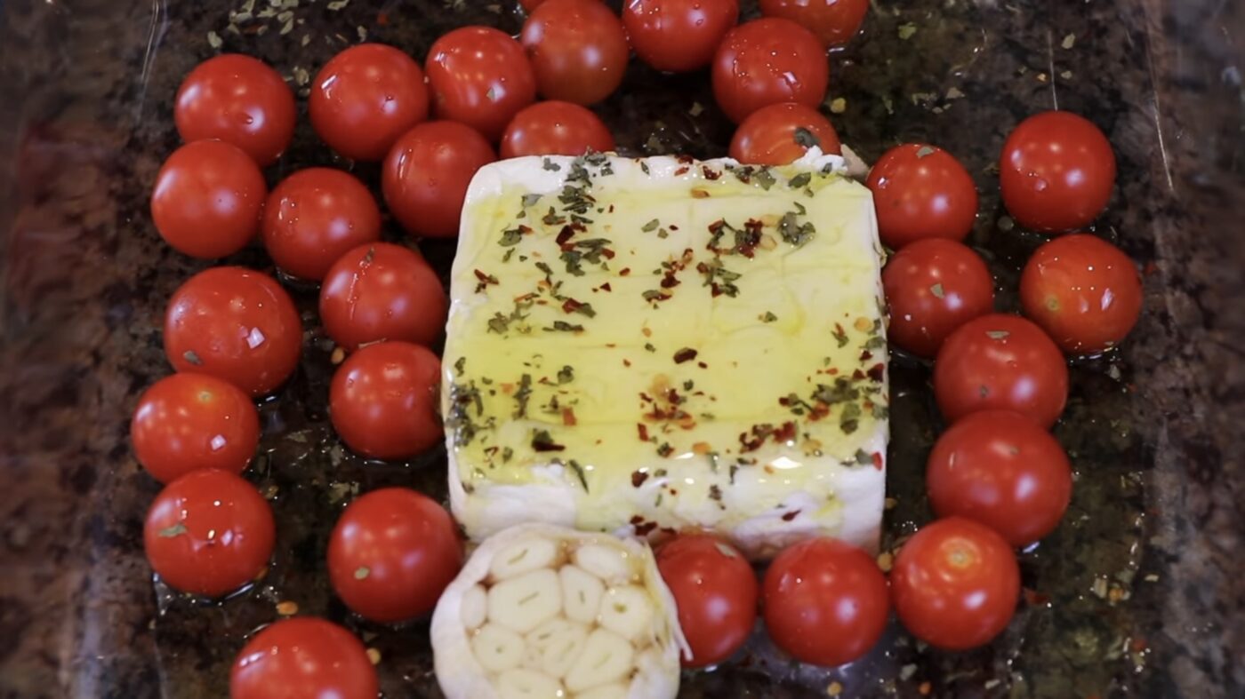 Господині поділилися рецептом пасти з помідорами та фетою 
