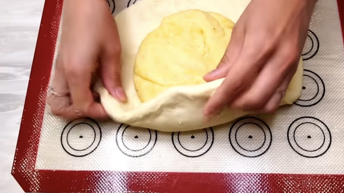 Рецепт дуже смачного і ситного пирога на кефірі 