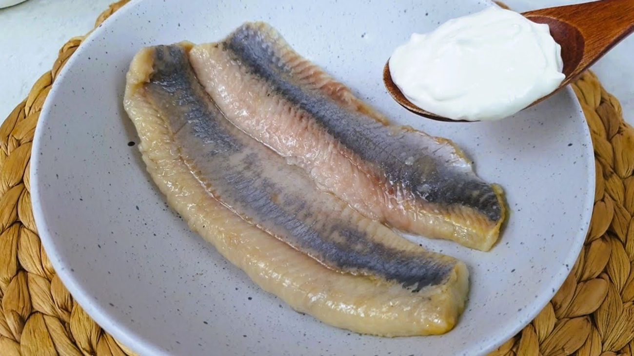 Кулінари розповіли, як з оселедця і сметани приготувати дуже смачну закуску