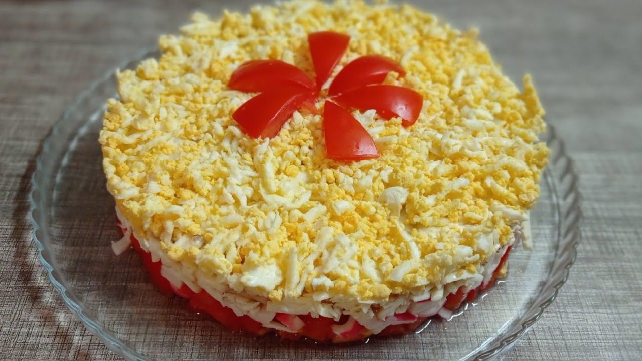 Рецепт смачного салату з крабовими паличками