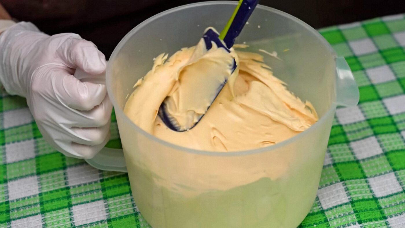 Кухар поділився смачним рецептом крему для торта