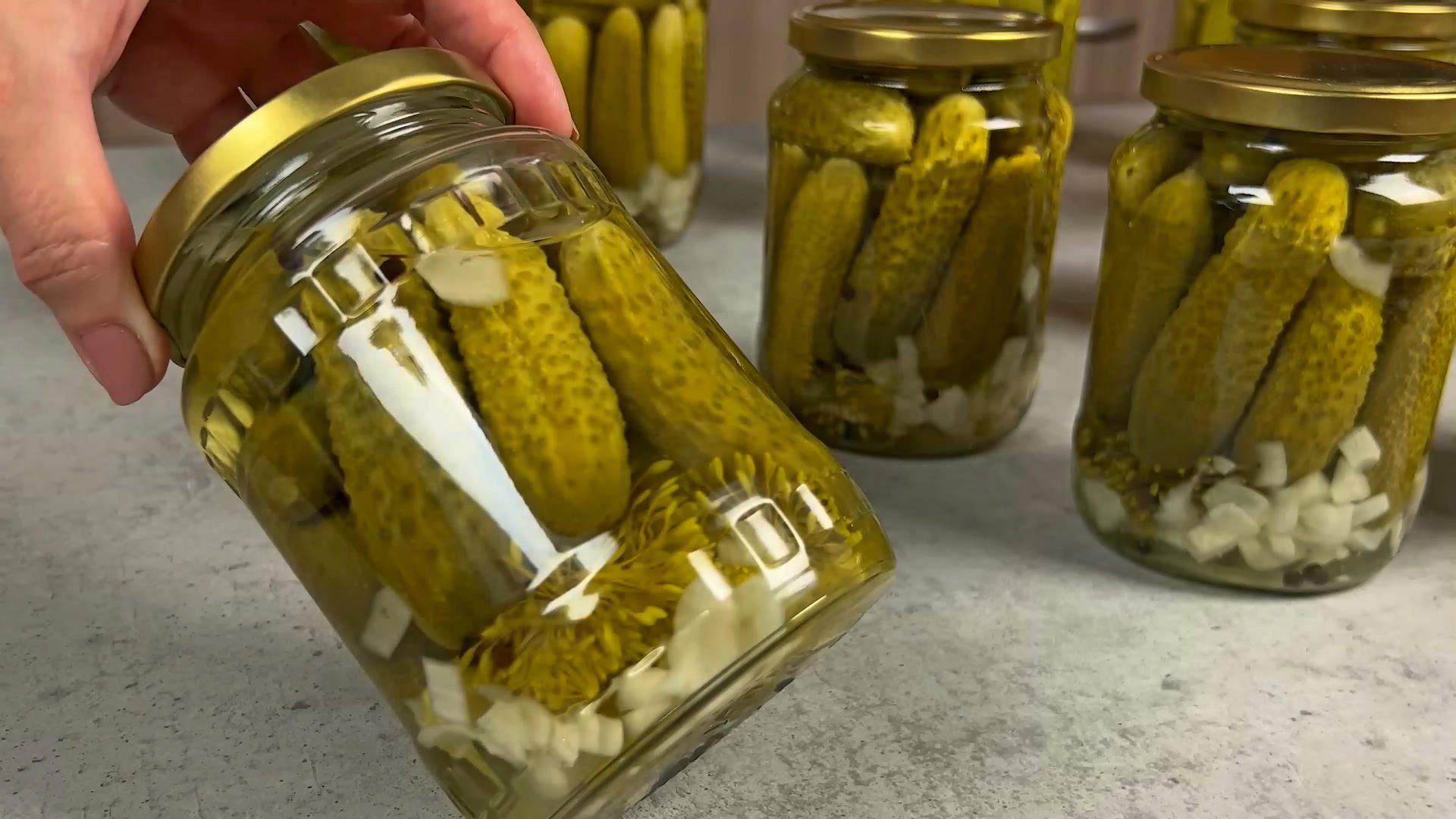 Господині розсекретили одну дію, яка зробить огірки хрусткими в консервації