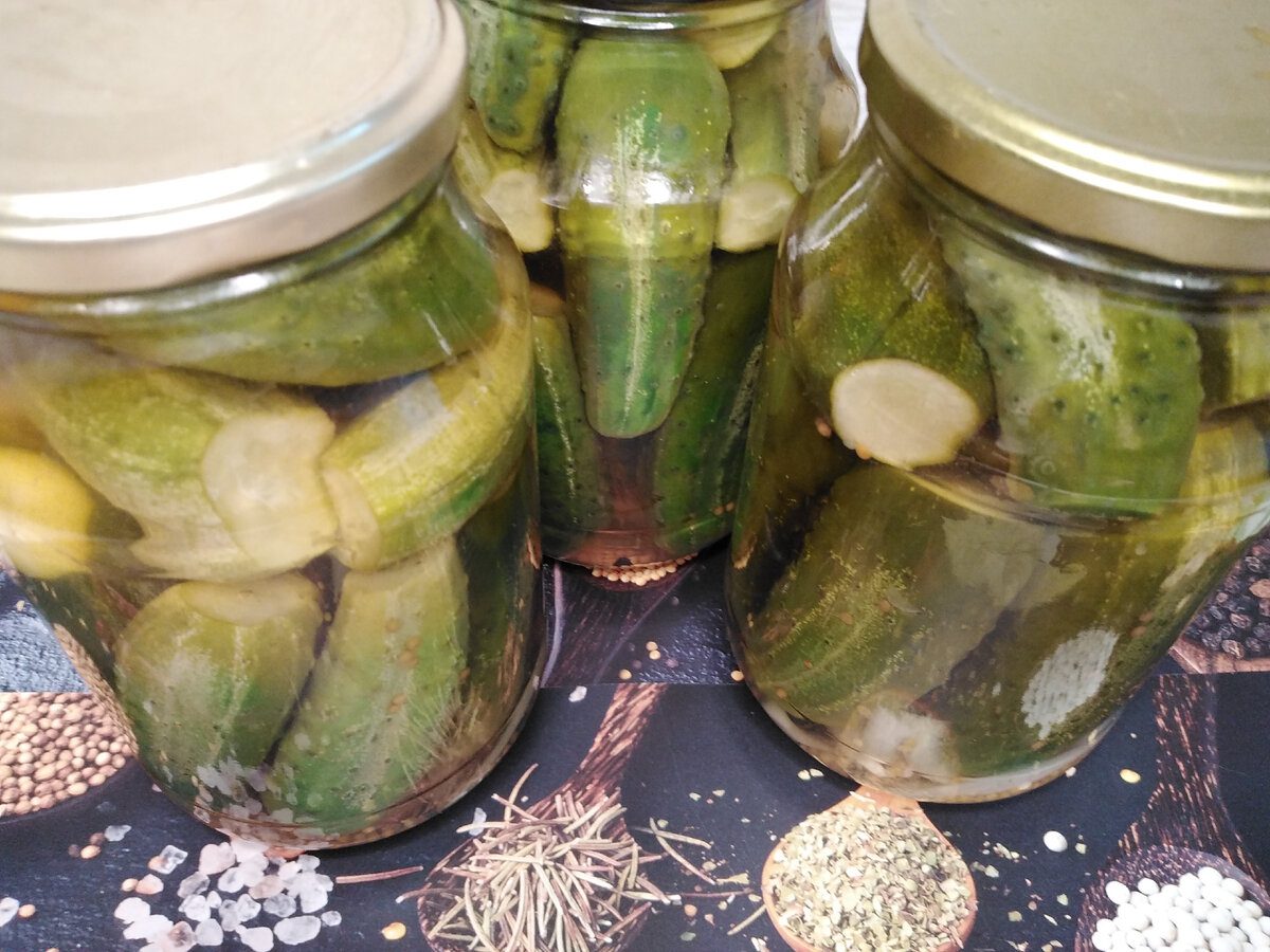 Кулінари розповіли, як приготувати смачні мариновані огірки на зиму за найпростішим рецептом