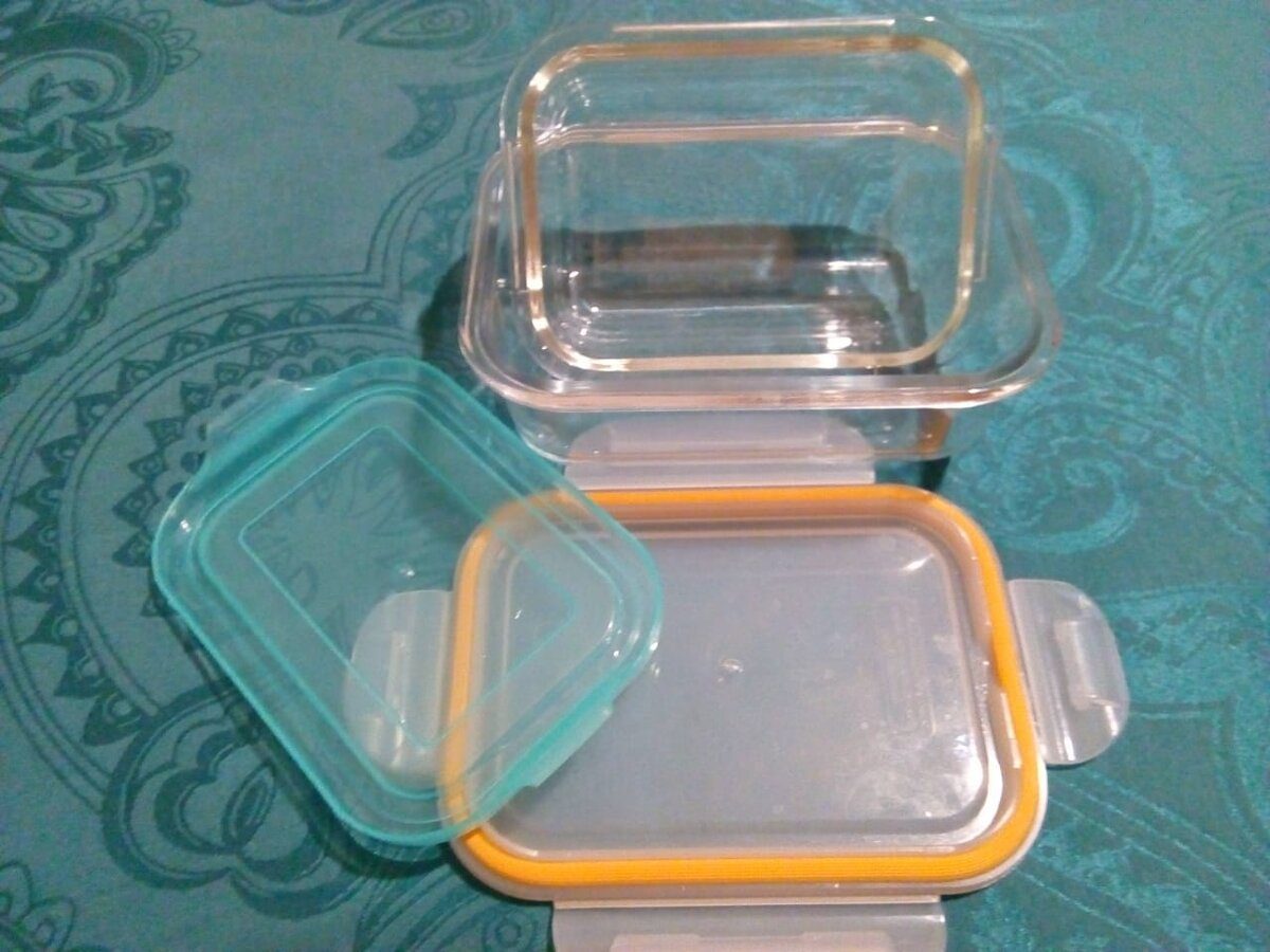 Господині розповіли, як можна очистити лоток від неприємного аромату їжі просто та швидко