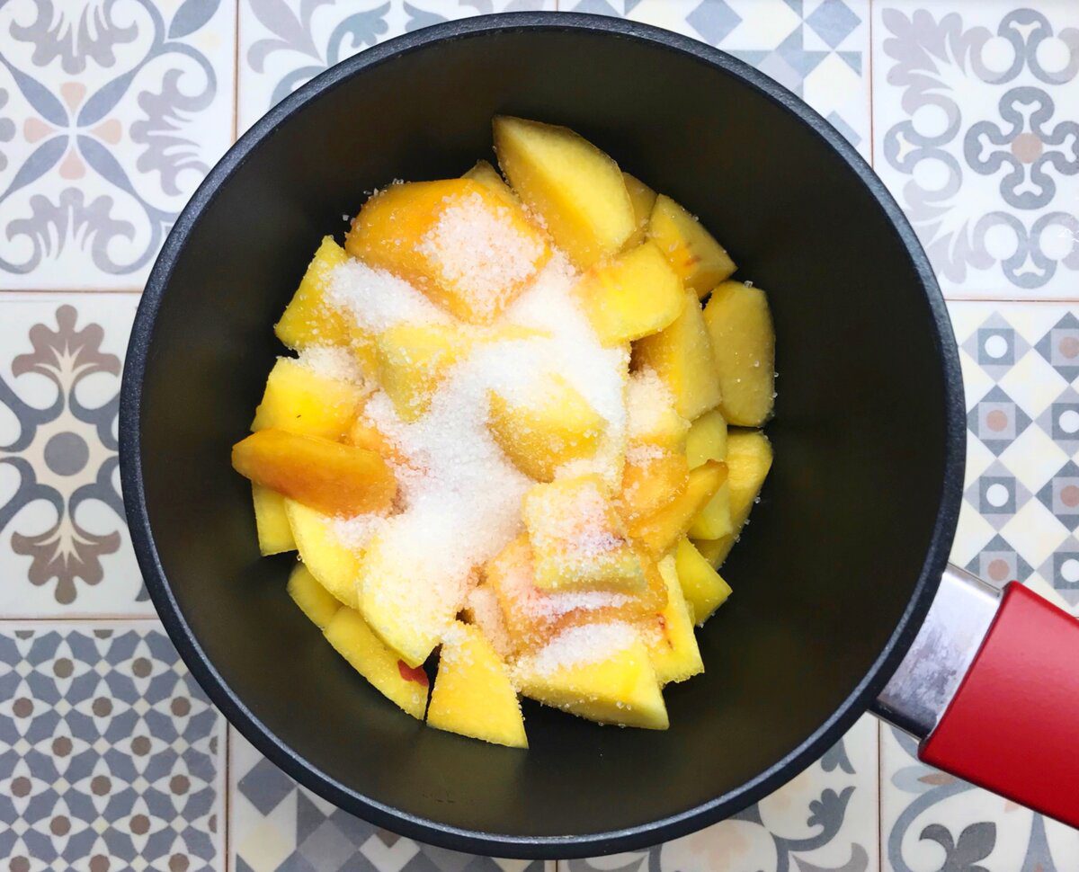 Кулінари розповіли, як можна приготувати нереально смачний і соковитий персиковий пиріг