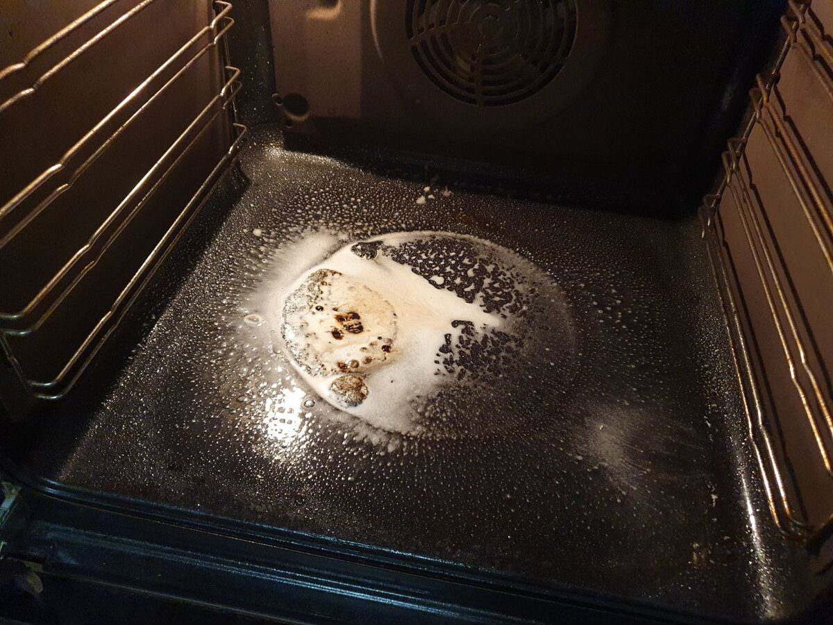 Експерти розповіли, як очистити духовку на кухні від жиру та нагару за лічені хвилини