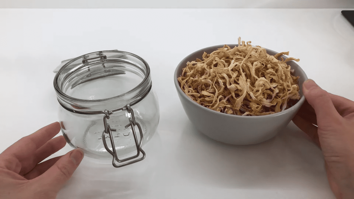 Кулінари розповіли, як приготувати спеції із залишків цибулі – простий домашній рецепт прянощів