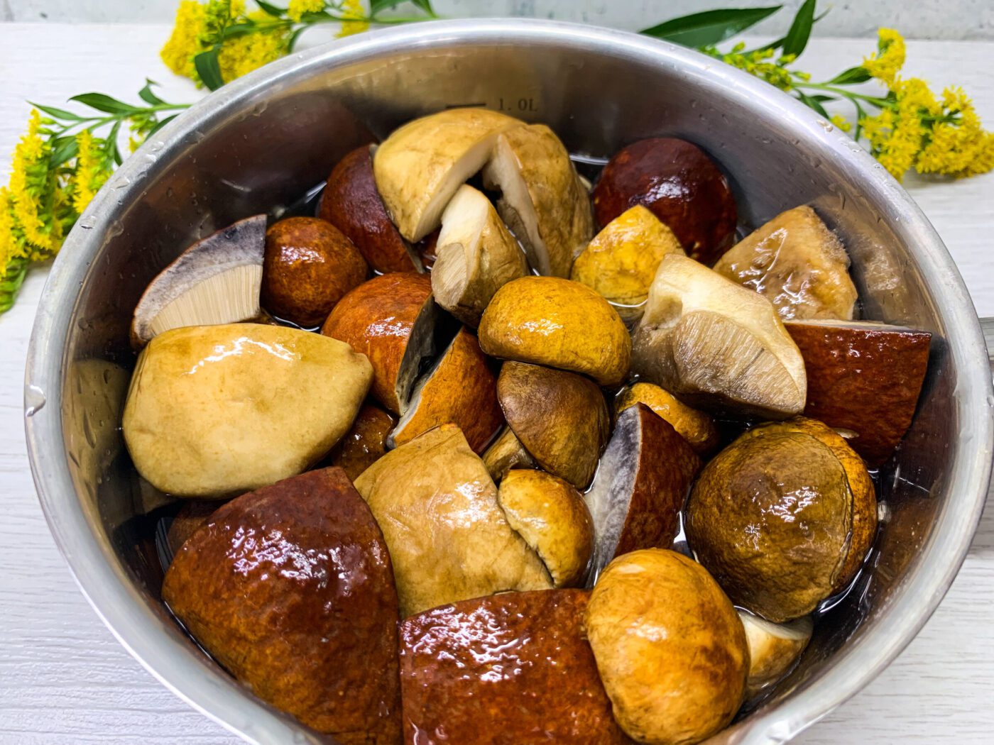 Кулінари розповіли, з яких інгредієнтів приготувати смачний маринад для грибів – секрет