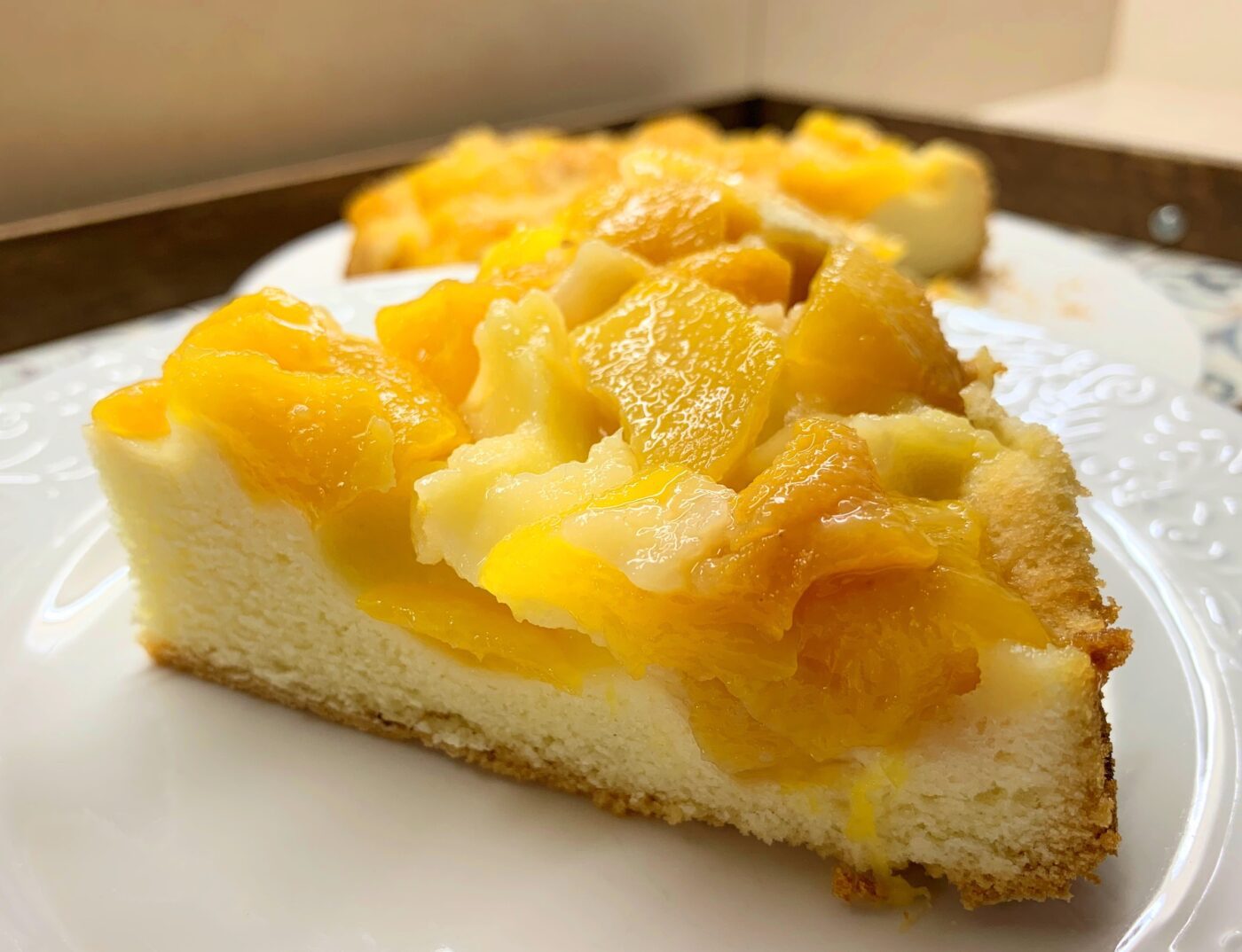 Кулінари розповіли, як можна приготувати нереально смачний і соковитий персиковий пиріг