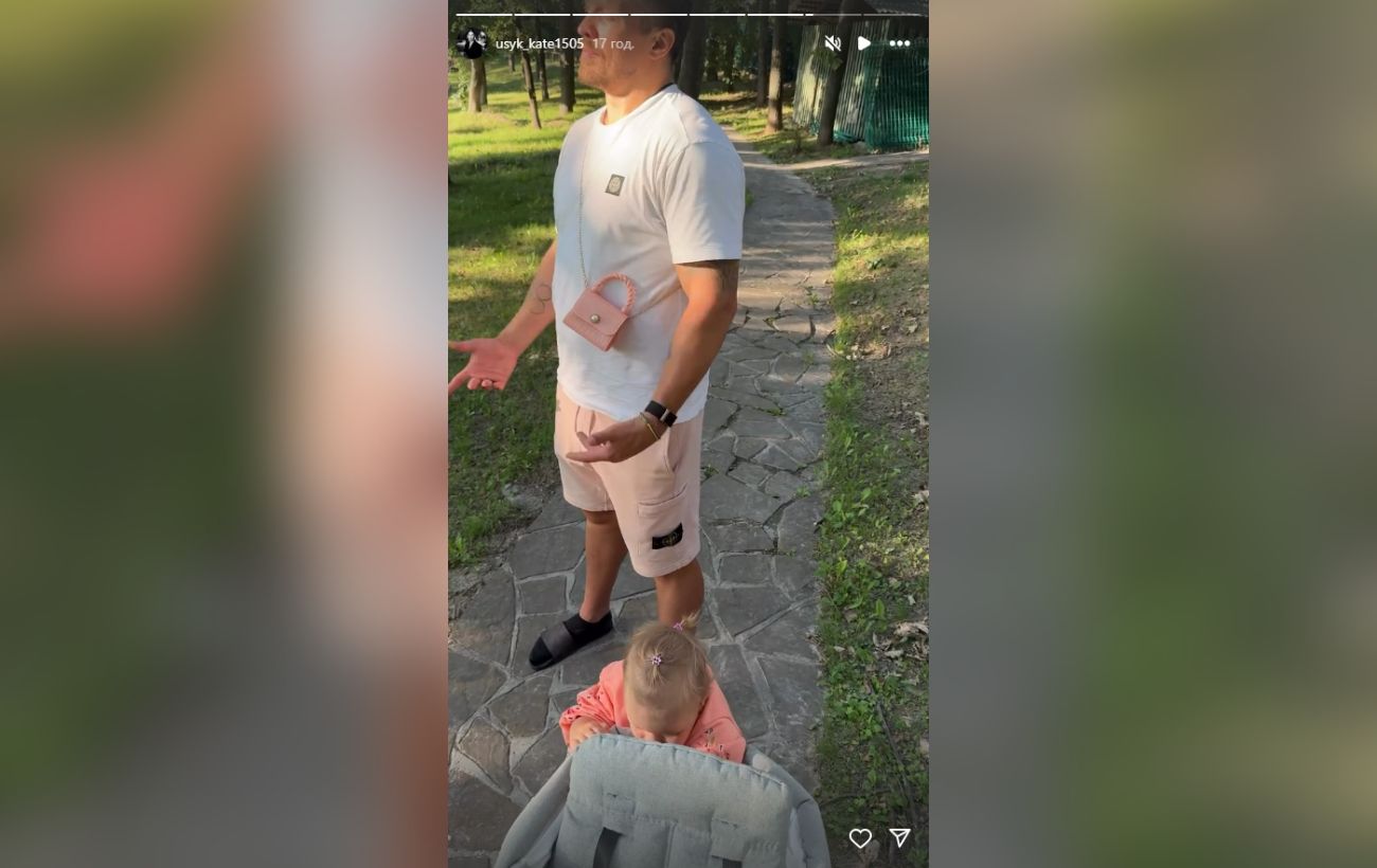 Дружина Олександра Усика Катерина показала чоловіка на прогулянці з їхньою молодшою донькою