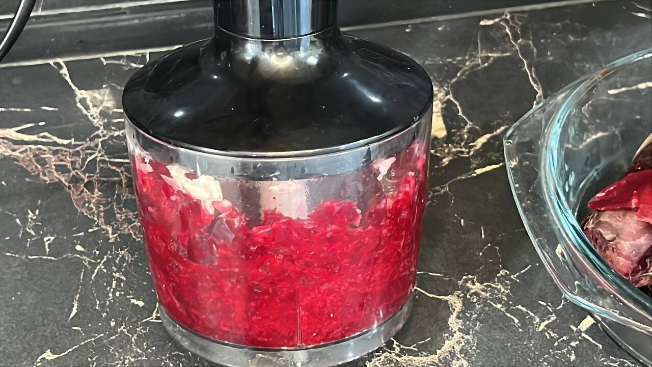 Кулінари розповіли, як приготувати незвичайну ікру з буряка з доступних інгредієнтів – рецепт