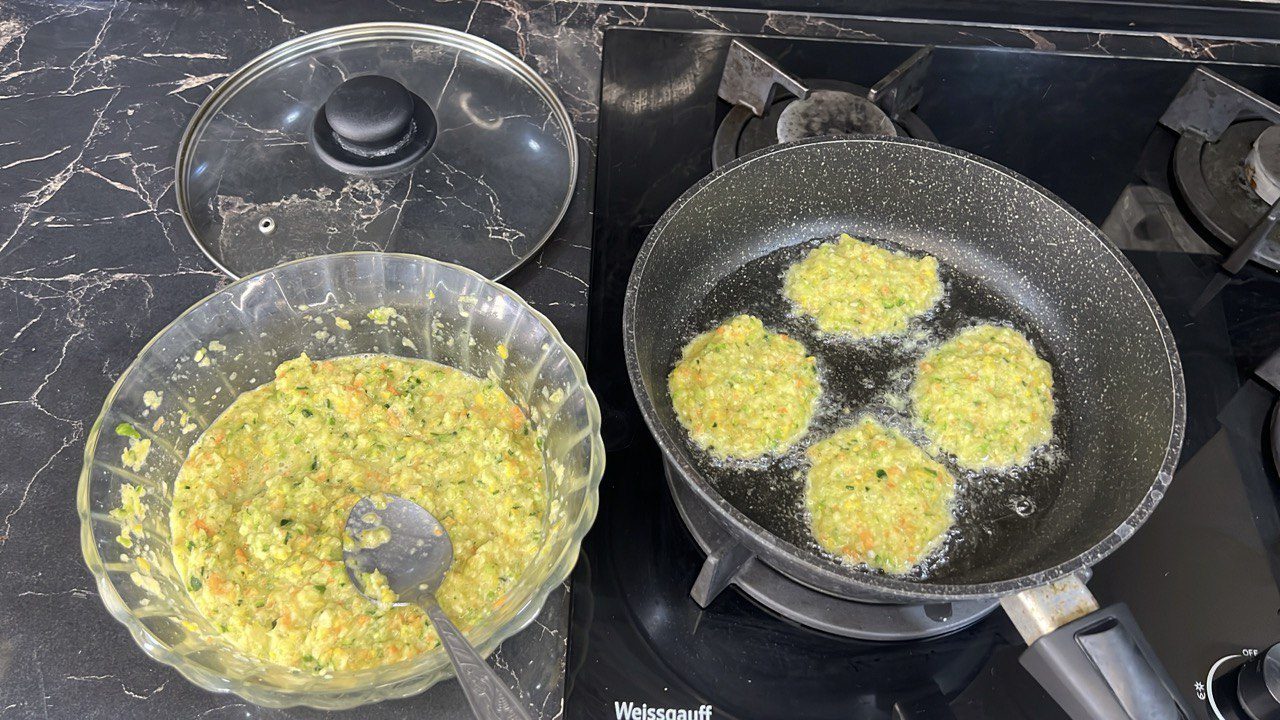 Кулінари розповіли, як приготувати смачні та соковиті оладки з доступних інгредієнтів