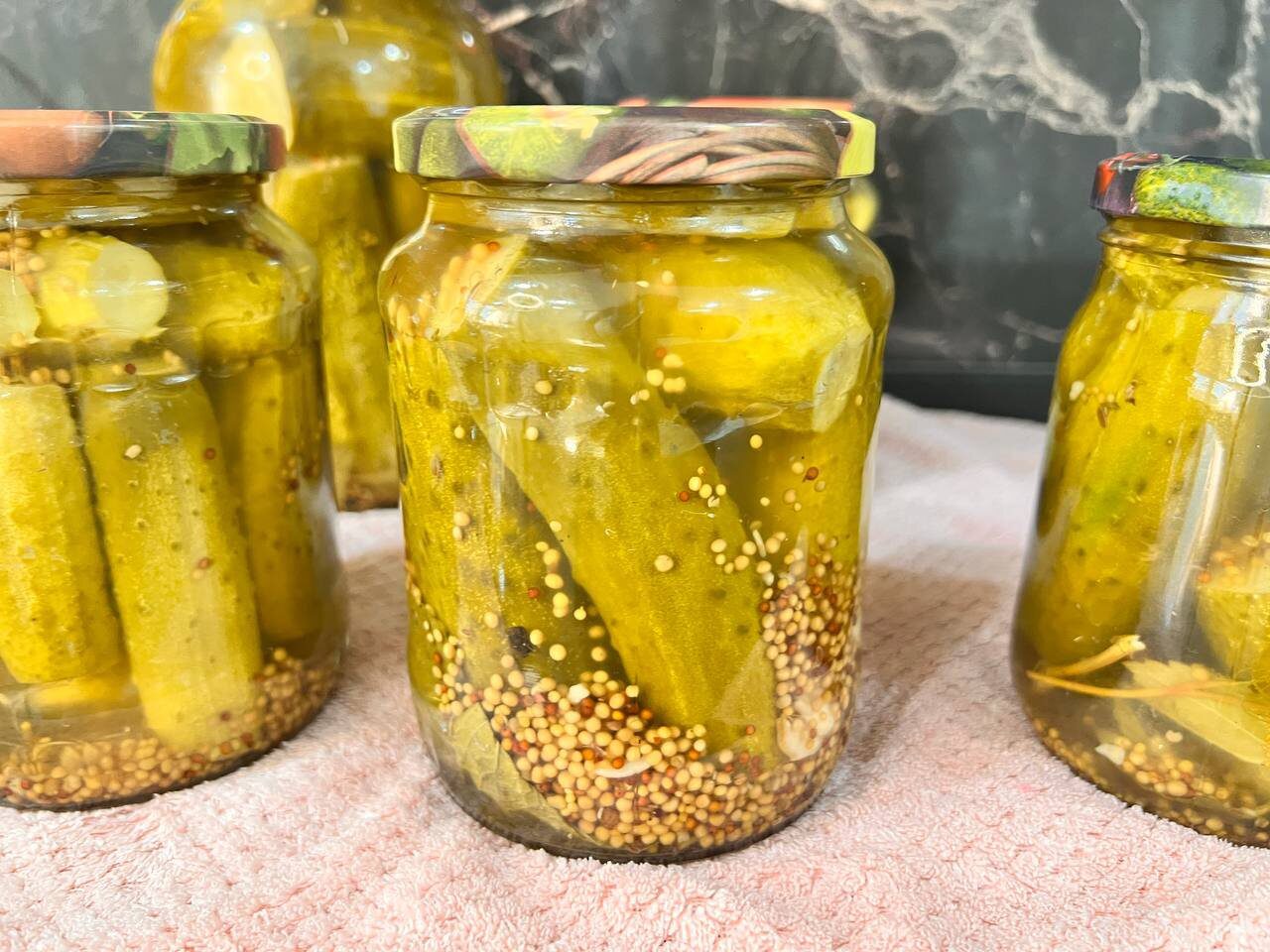 Кулінари розповіли, як приготувати смачні мариновані огірки з гірчицею на зиму нашвидкуруч