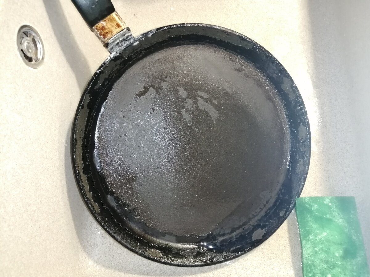 Перевірений швидкий метод миття чавунних сковорідок