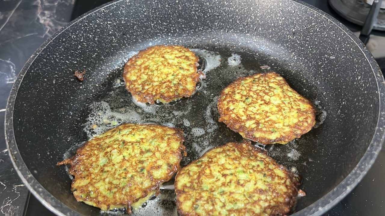 Кулінари розповіли, як приготувати смачні та соковиті оладки з доступних інгредієнтів