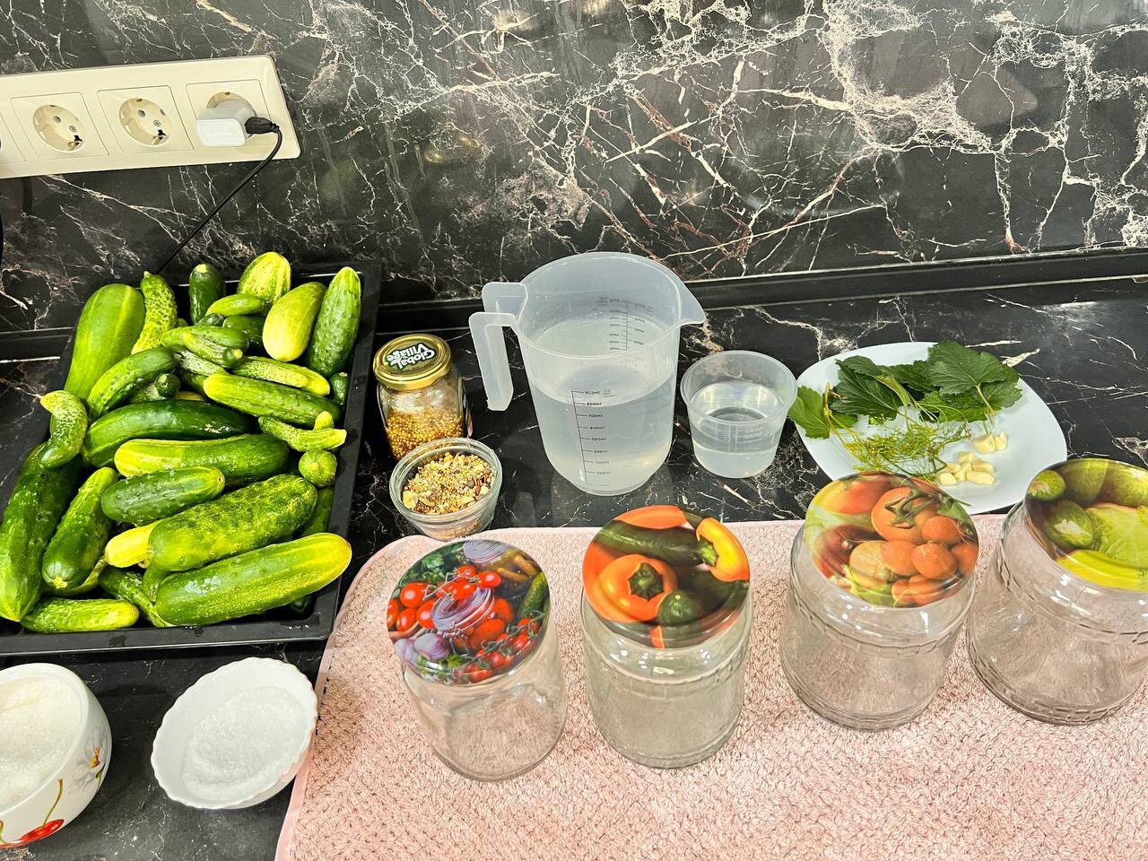 Кулінари розповіли, як приготувати смачні мариновані огірки з гірчицею на зиму нашвидкуруч