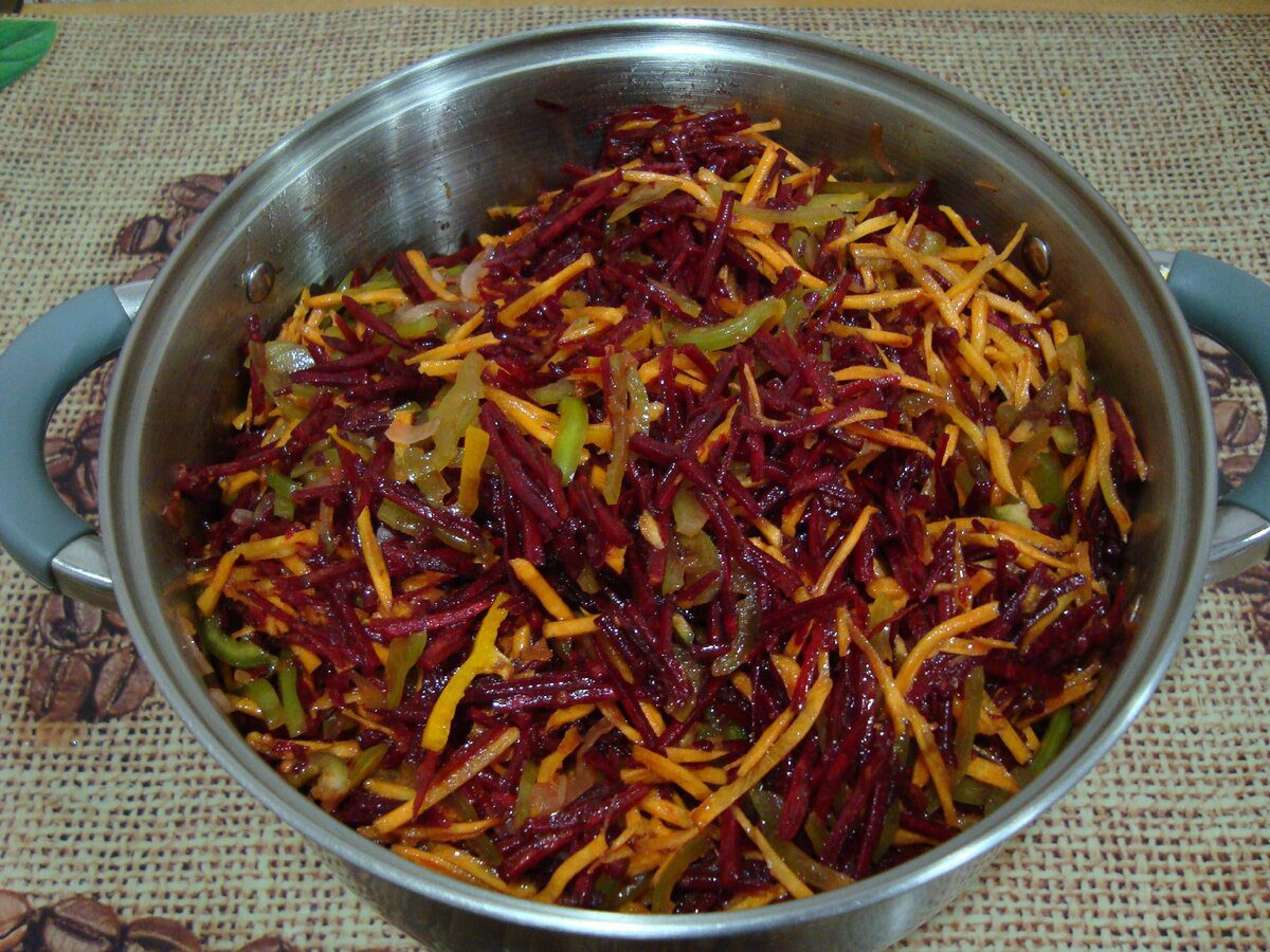 Кулінари розповіли, як приготувати бурякову заготівлю на зиму з доступних інгредієнтів