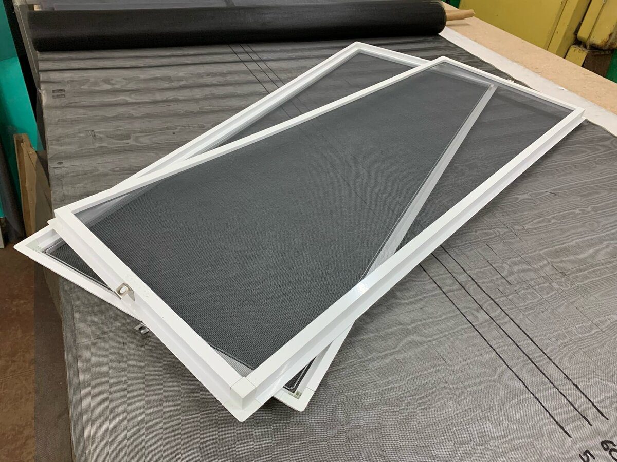 Експерти розповіли, як можна очистити москітну сітку, не знімаючи її з вікна – швидко і просто