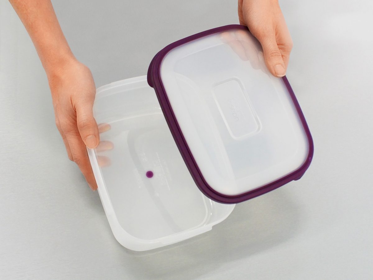 Господині розповіли, як можна очистити лоток від неприємного аромату їжі просто та швидко