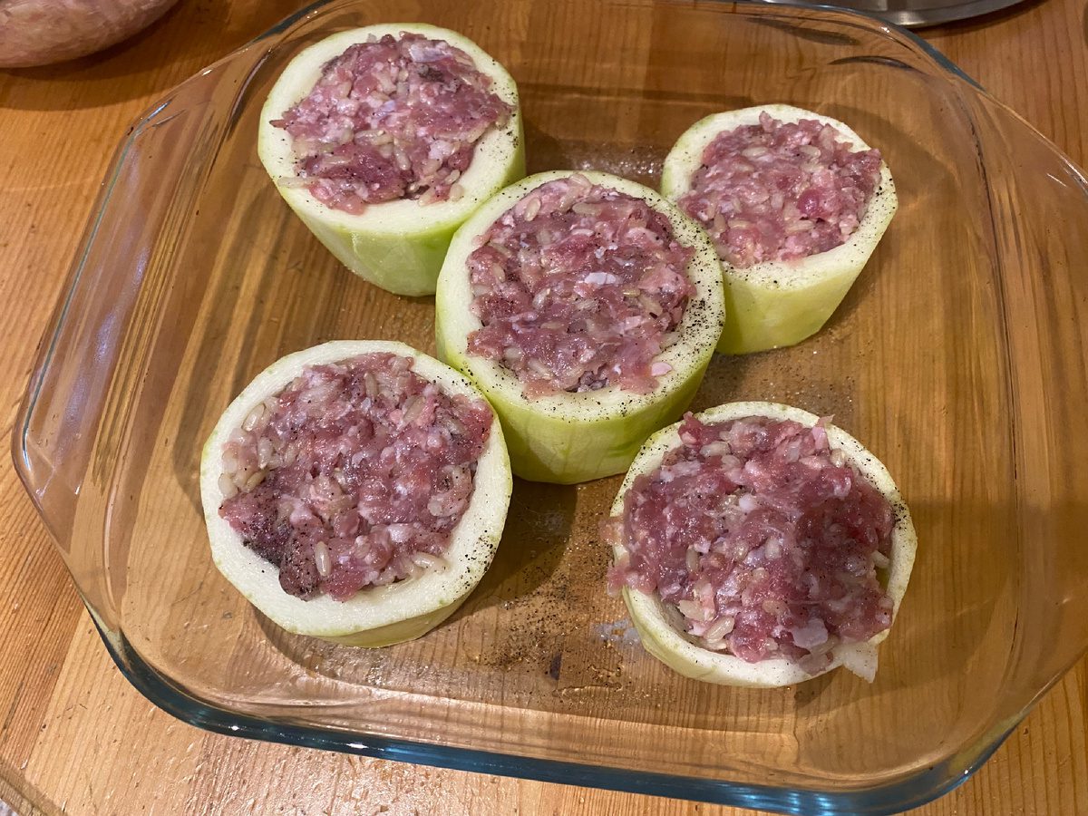 Кулінари розповіли, як можна оригінально приготувати фаршировані кабачки – рецепт