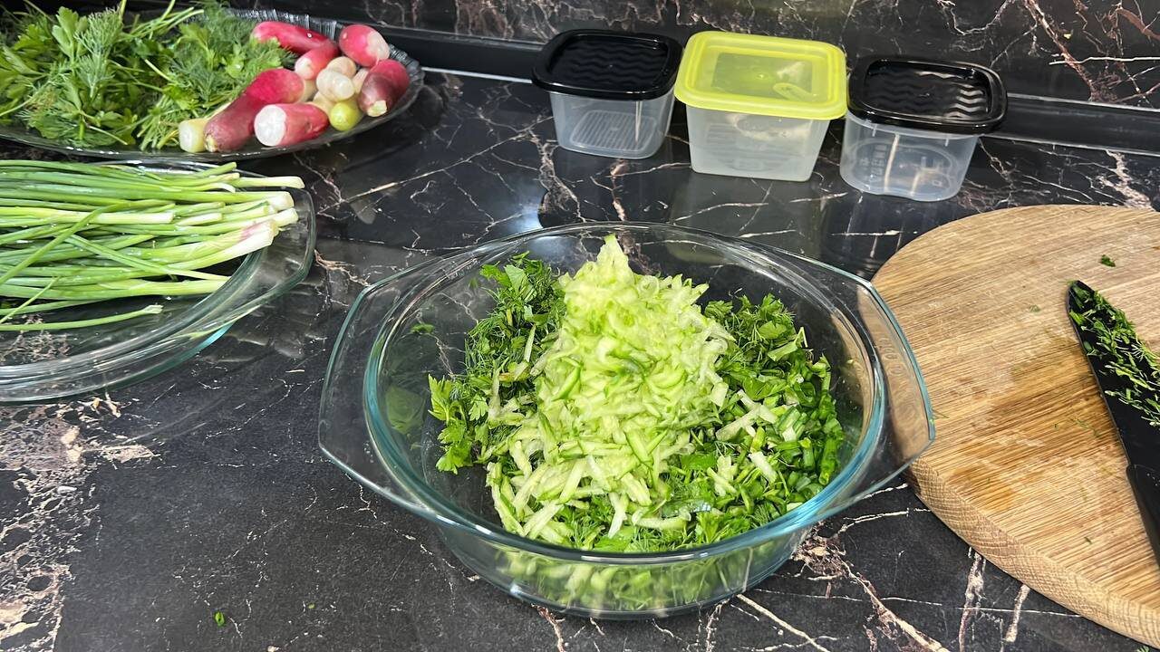 Кулінари розповіли, як можна заморозити окрошку на зиму – простий та цікавий спосіб