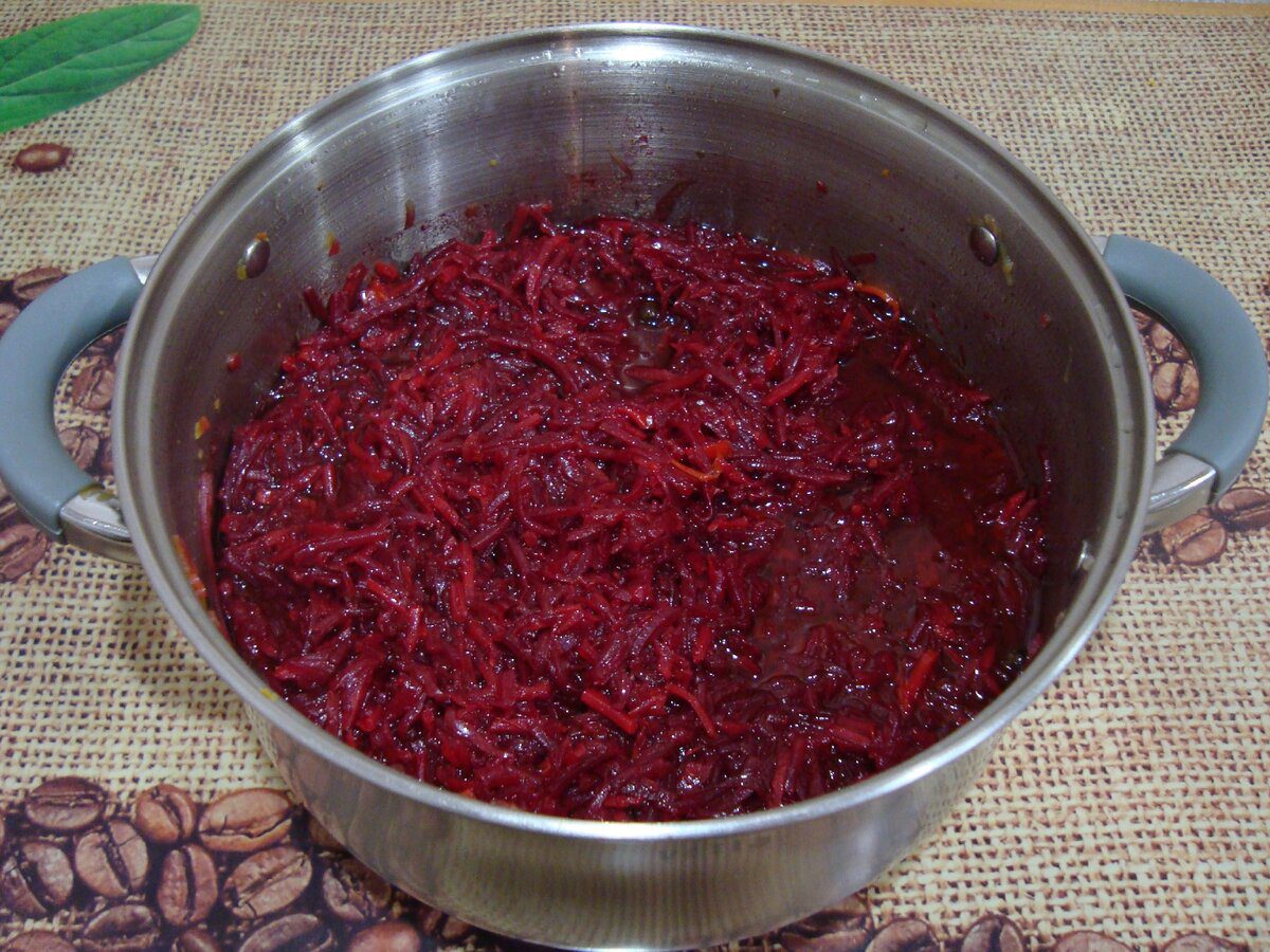 Кулінари розповіли, як приготувати бурякову заготівлю на зиму з доступних інгредієнтів