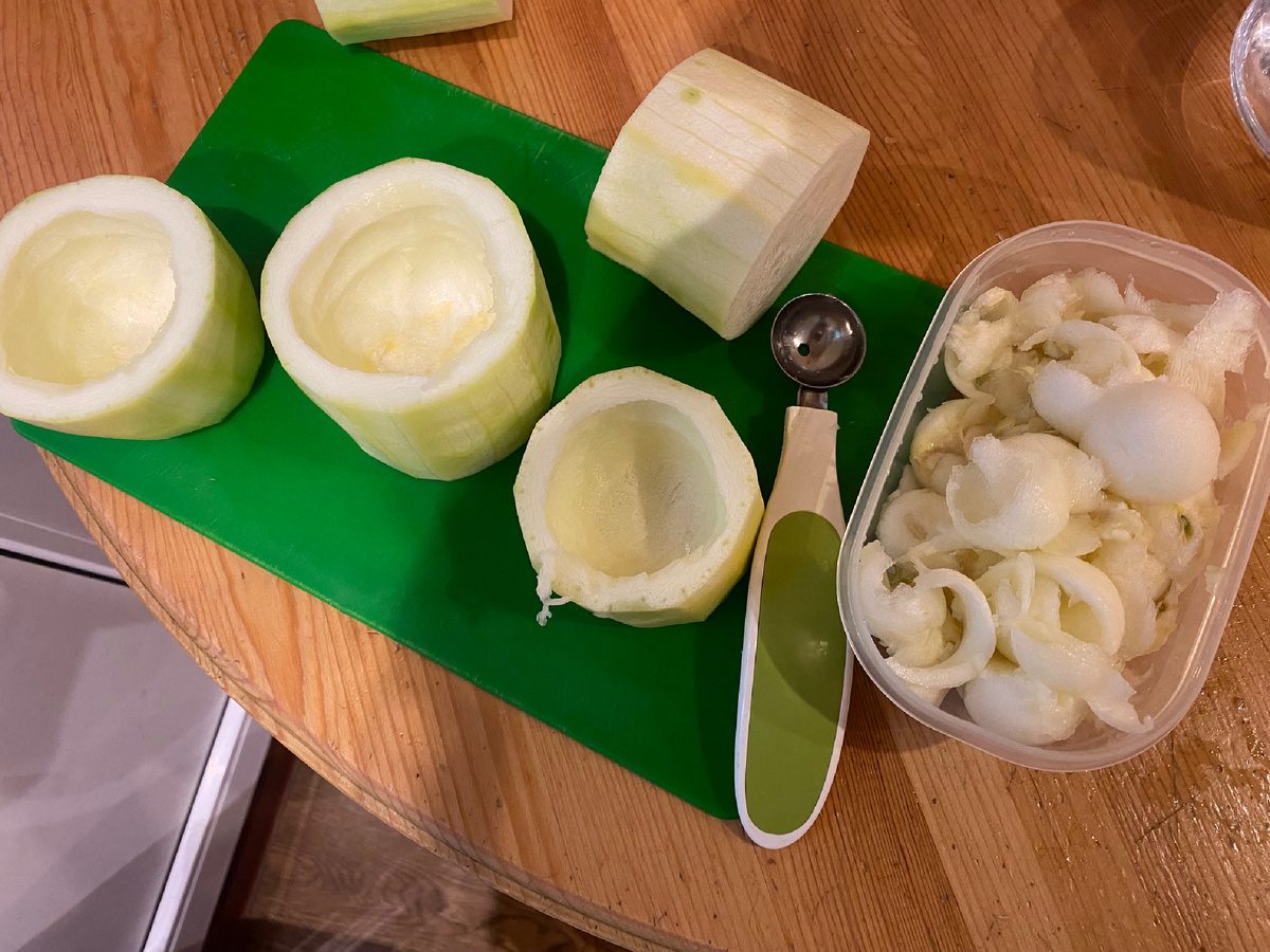 Кулінари розповіли, як можна оригінально приготувати фаршировані кабачки – рецепт