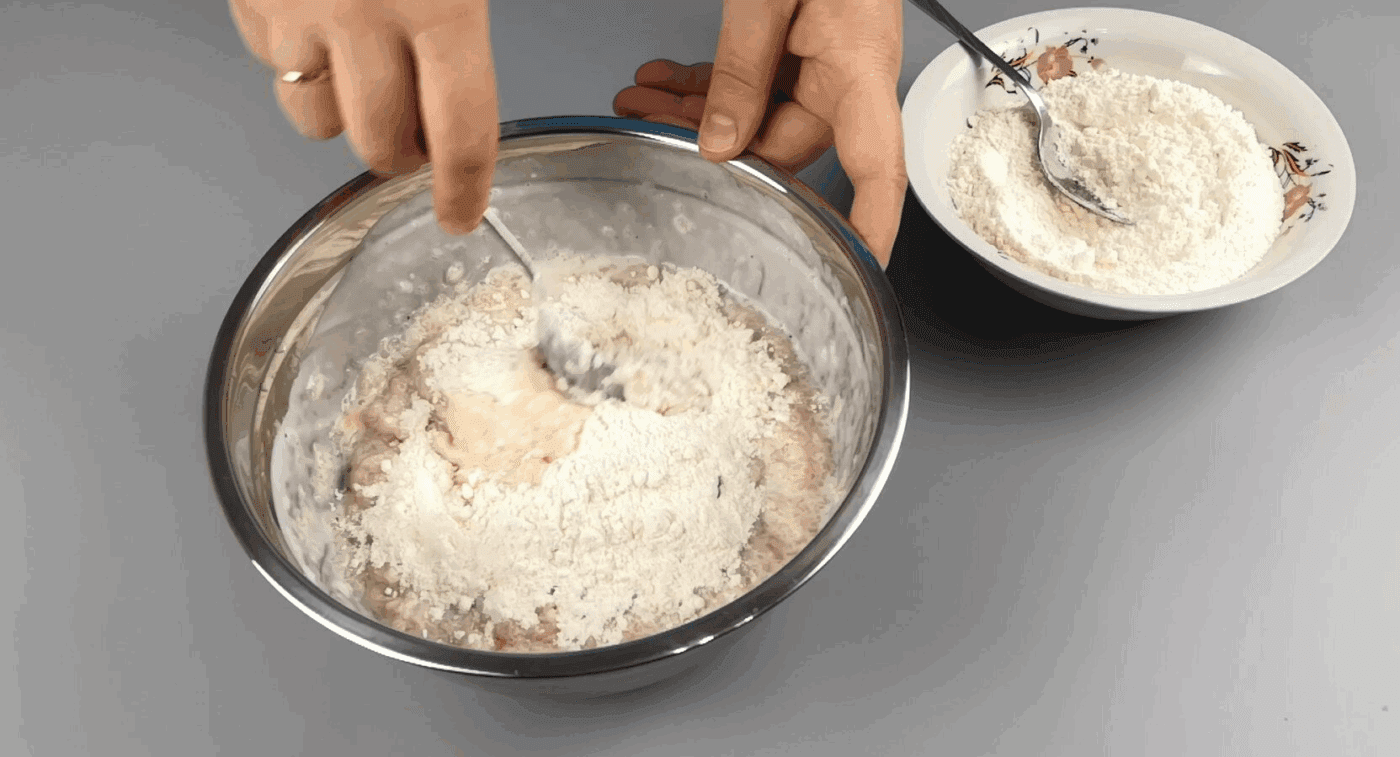 Кулінари розповіли, як приготувати смачні м'ясні оладки на м'ясному фарші та з кефіром