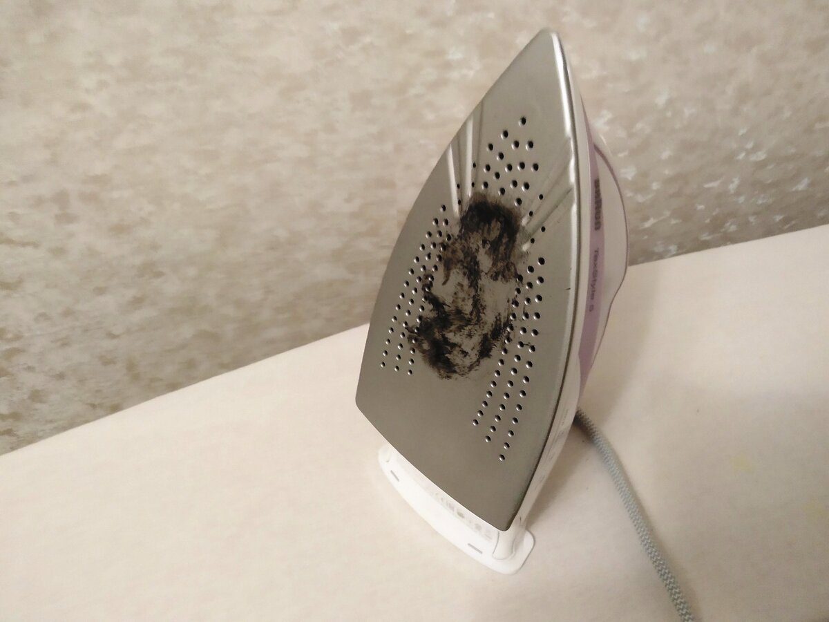 Експерти розповіли, як за допомогою доступних засобів очистити праску від нагару та нальоту