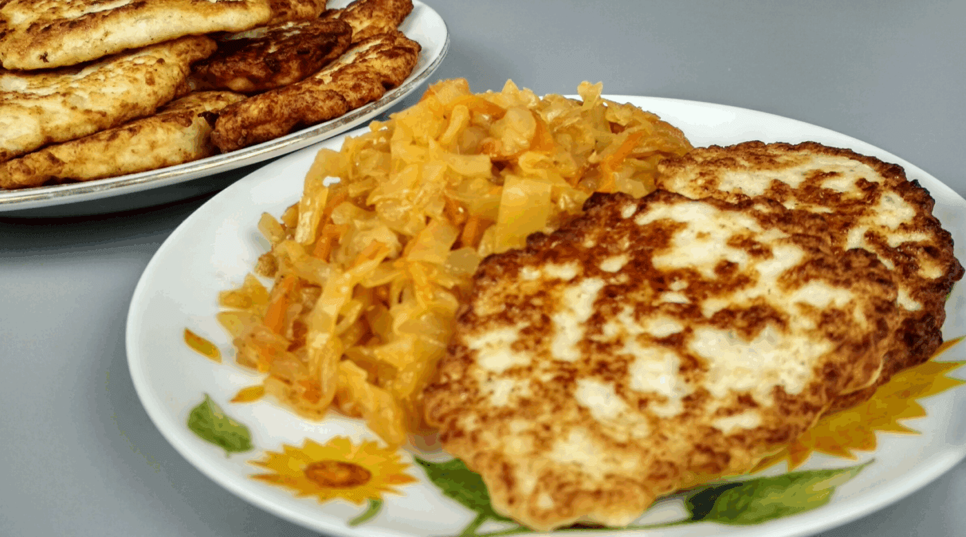 Кулінари розповіли, як приготувати смачні м'ясні оладки на м'ясному фарші та з кефіром