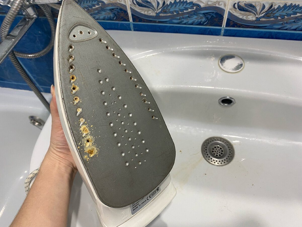 Експерти розповіли, як за допомогою доступних засобів очистити праску від нагару та нальоту