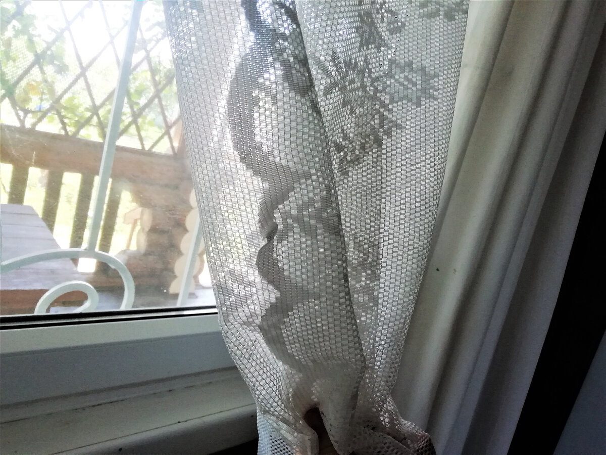 Експерти розповіли, як випрати старі штори, аби повернути їм первозданний вигляд