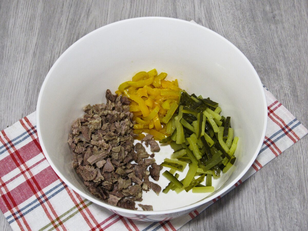 Кулінари розповіли, як приготувати смачний салат із солоних та свіжих огірків – простий рецепт