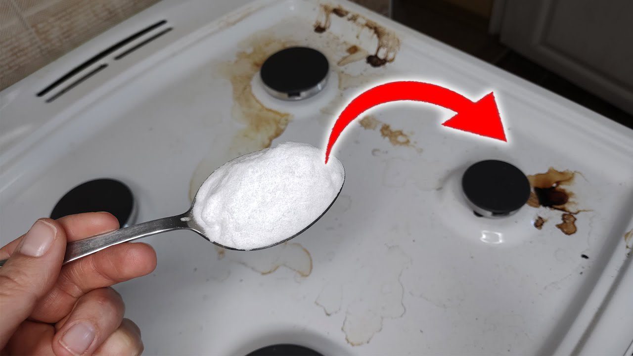 Експерти розповіли, як очистити плиту на кухні від старого жиру та нальоту