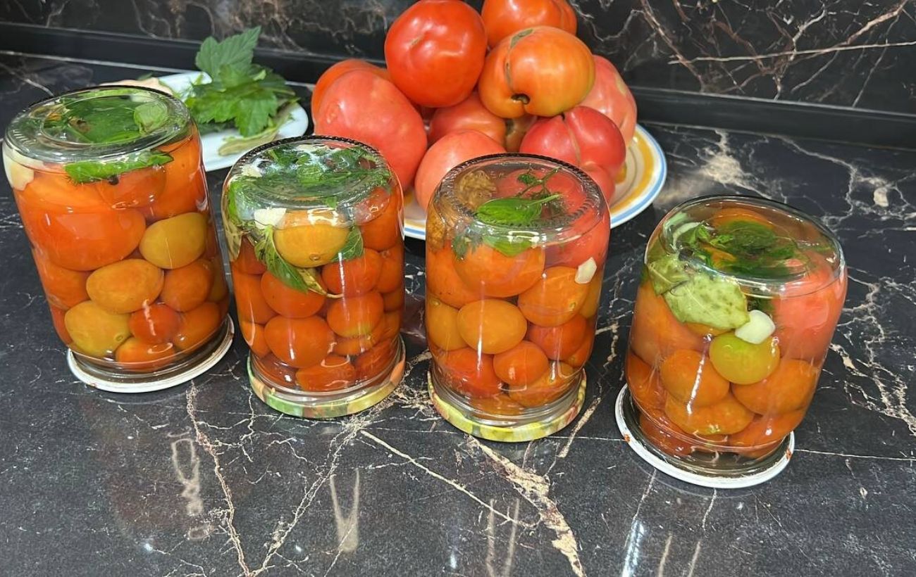 Кулінари розсекретили незвичний рецепт маринованих помідорів на зиму